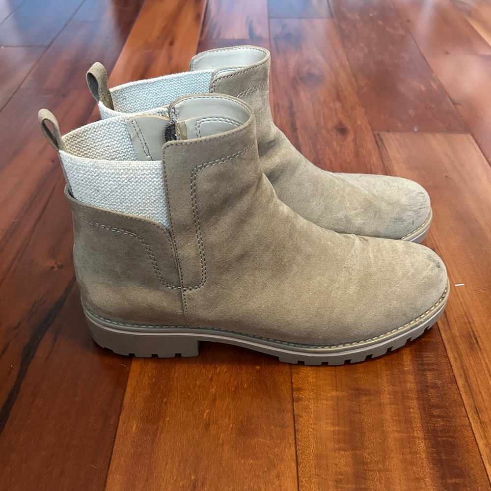 Tan Chelsea boots
